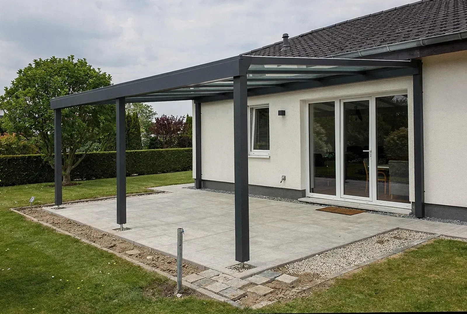 Fertig montiertes Terrassendach nach der Freigabe durch das Bauamt in Flensburg